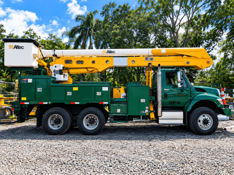 International WorkStar 7400 · Camión tipo canasta