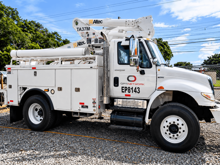 International Durastar 4300 · Camión tipo canasta